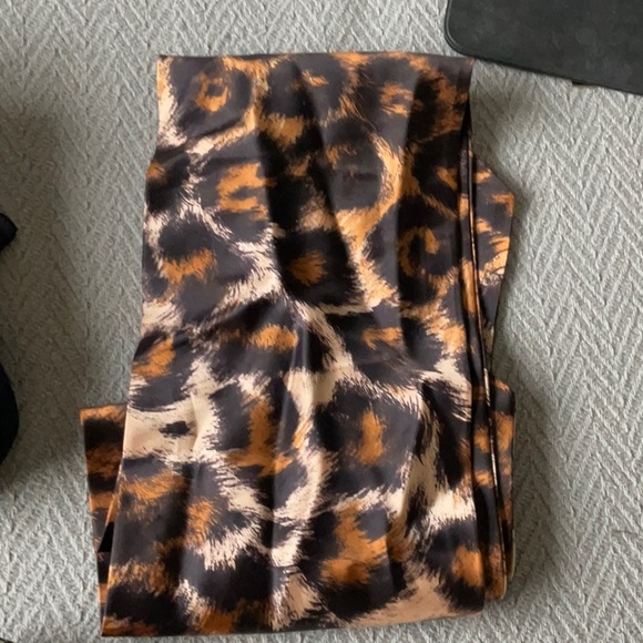 Lot of three scarfs. Good shape no tags. Faint smell of perfume - Picture 2 of 4